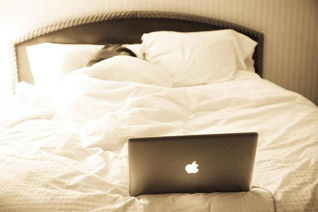 meisje in bed met laptop