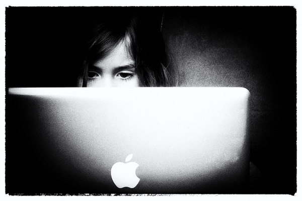 meisje achter laptop