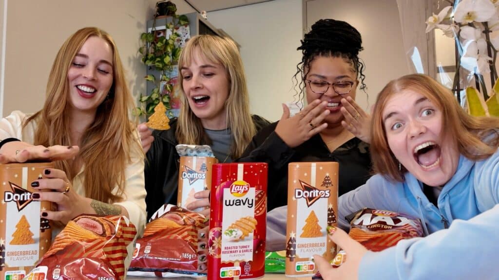 Vreselijke… ik bedoel feestelijke chipssmaken proeven