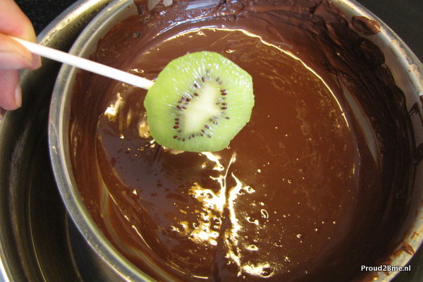 kiwi dippen in chocolade