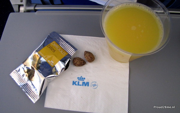 nootjes KLM eten in het vliegtuig