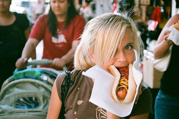meisje eet hotdog