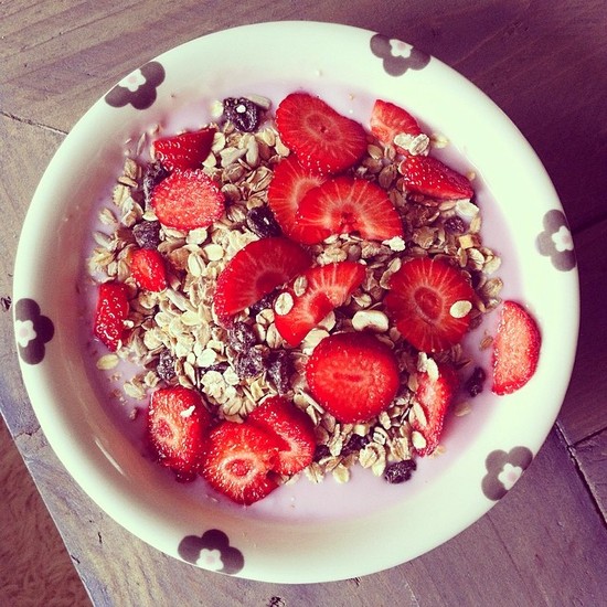 ontbijt met muesli en aardbeien
