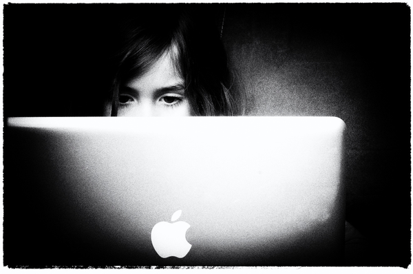 meisje achter laptop