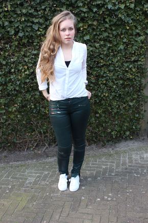 Passend afstand Overstijgen Witte sneakers combineren - Fashionblog - Proud2bme