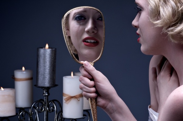vrouw spiegel