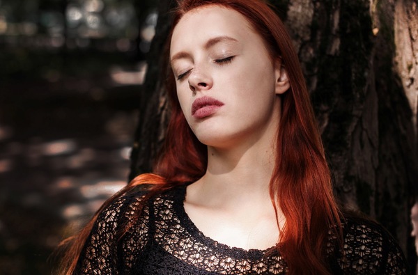 ervaringsdeskundige therapeut jonge vrouw rood haar